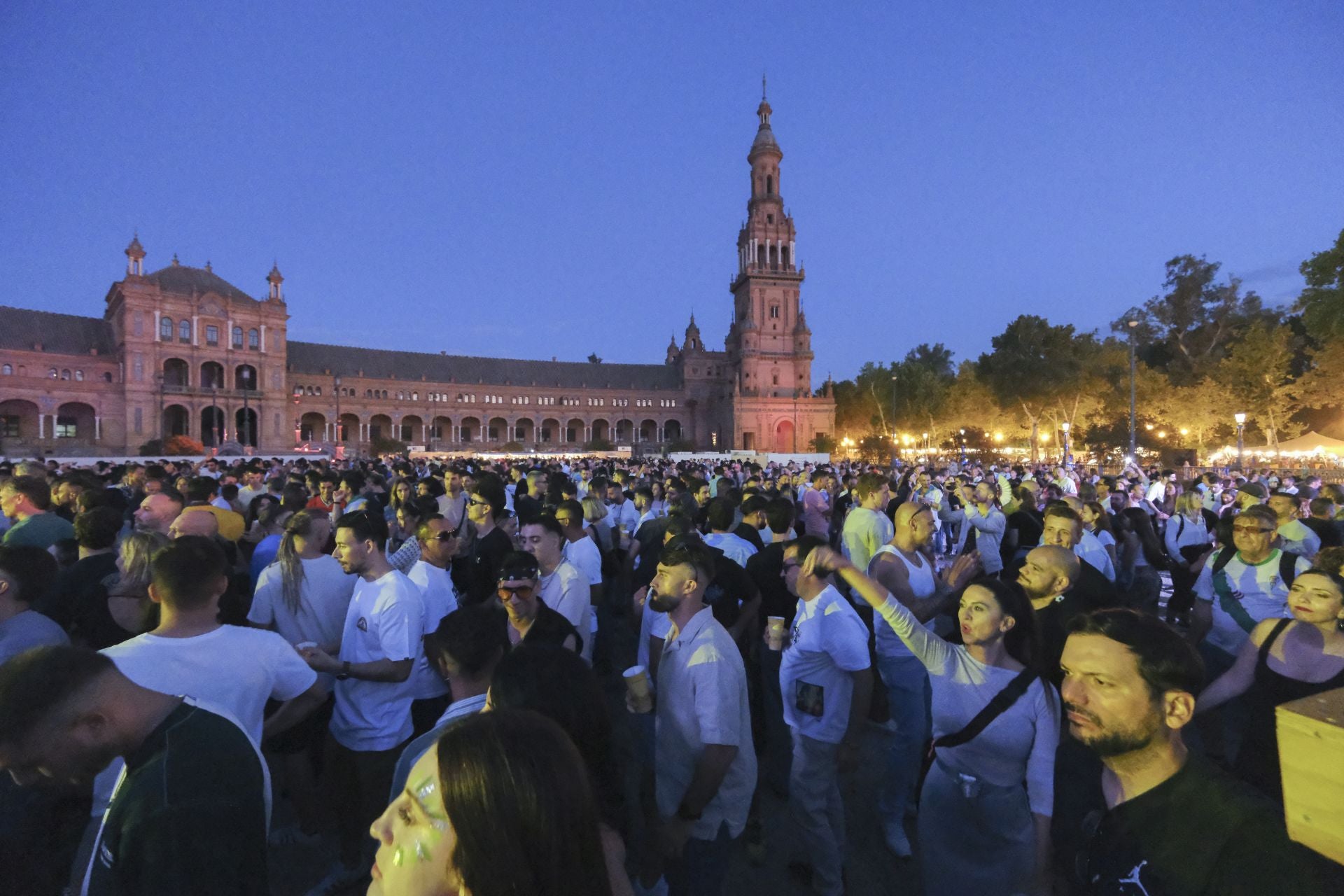 Icónico concierto de Carl Cox en la Plaza de España de Sevilla