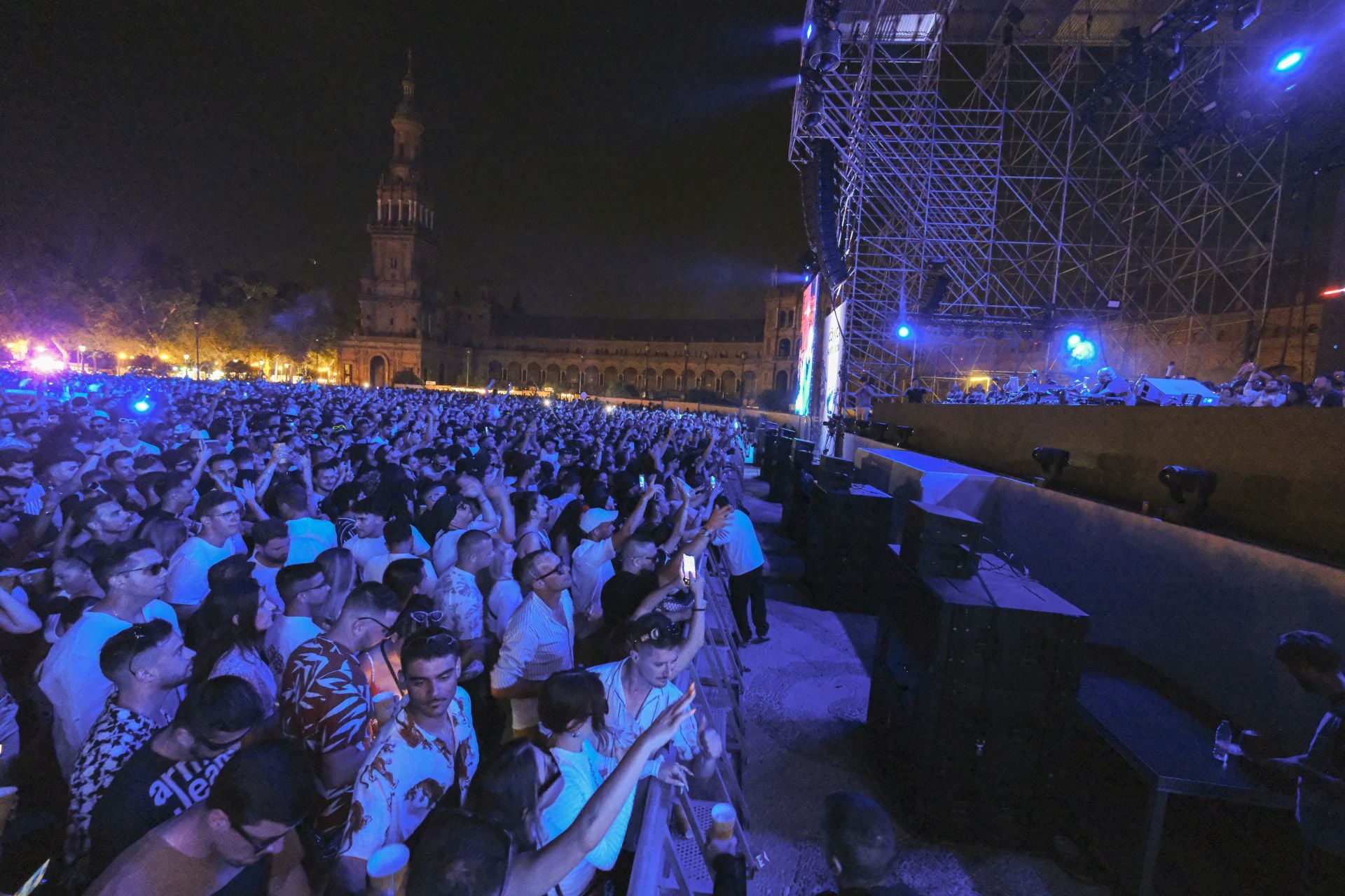 Icónico concierto de Carl Cox en la Plaza de España de Sevilla