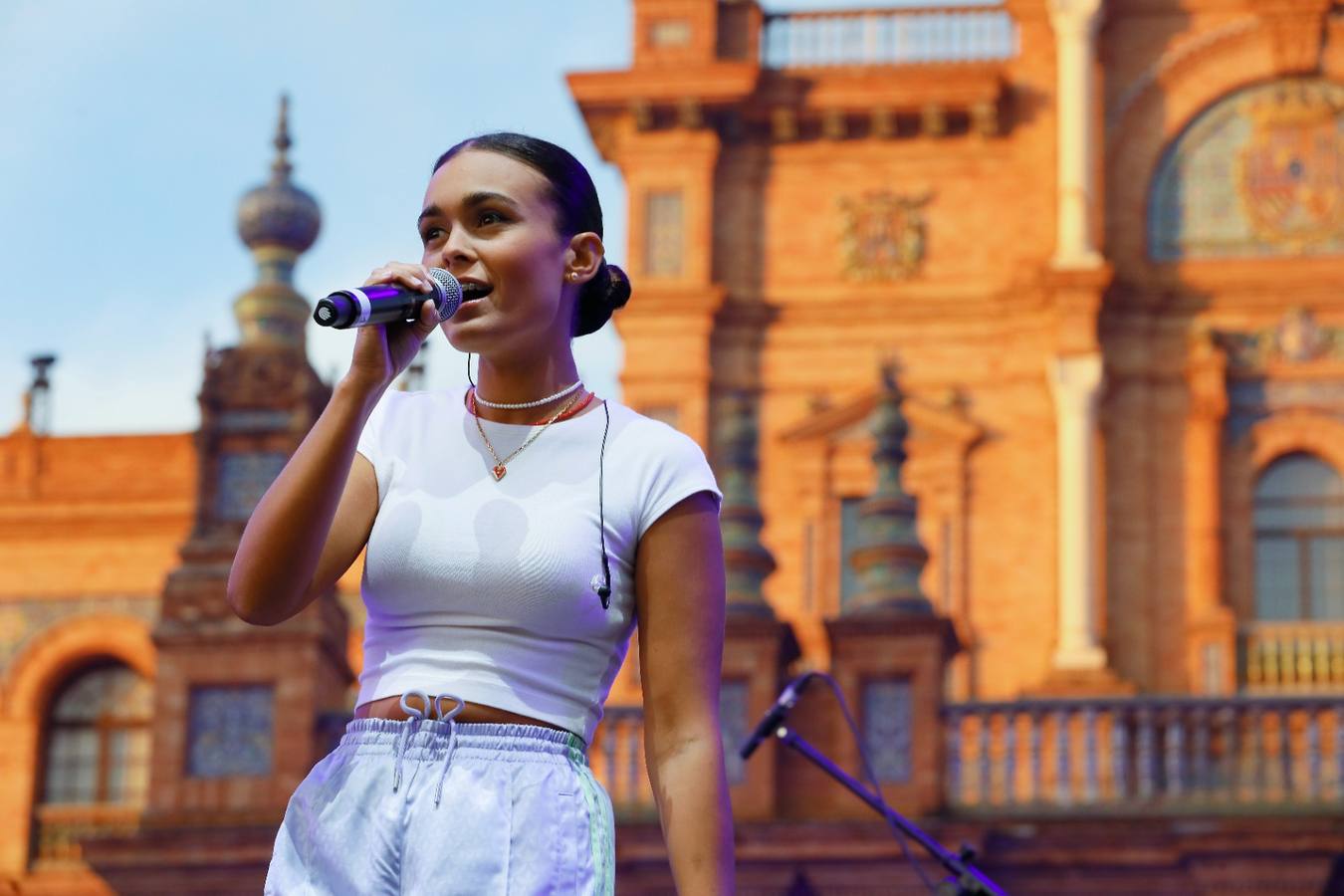 Marta Santos abrió la jornada del viernes en el Icónica y calentó motores antes del concierto de Raule