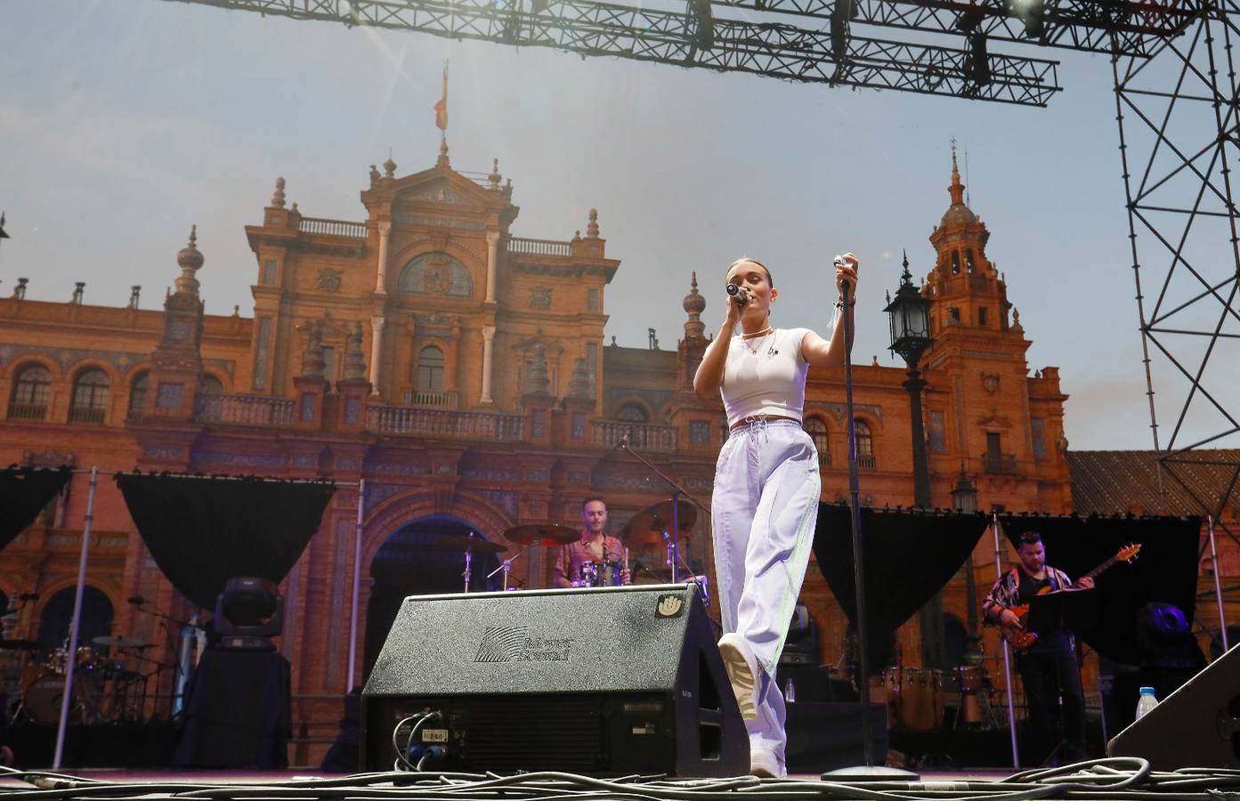 Marta Santos abrió la jornada del viernes en el Icónica y calentó motores antes del concierto de Raule