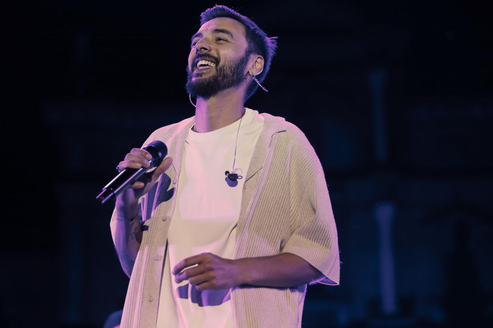 Un instante de la actuación del artista Raule en la Plaza de España este viernes