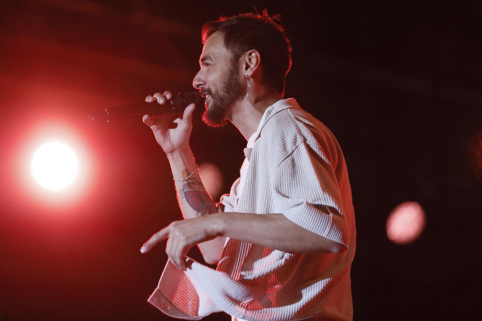 Un instante de la actuación del artista Raule en la Plaza de España este viernes