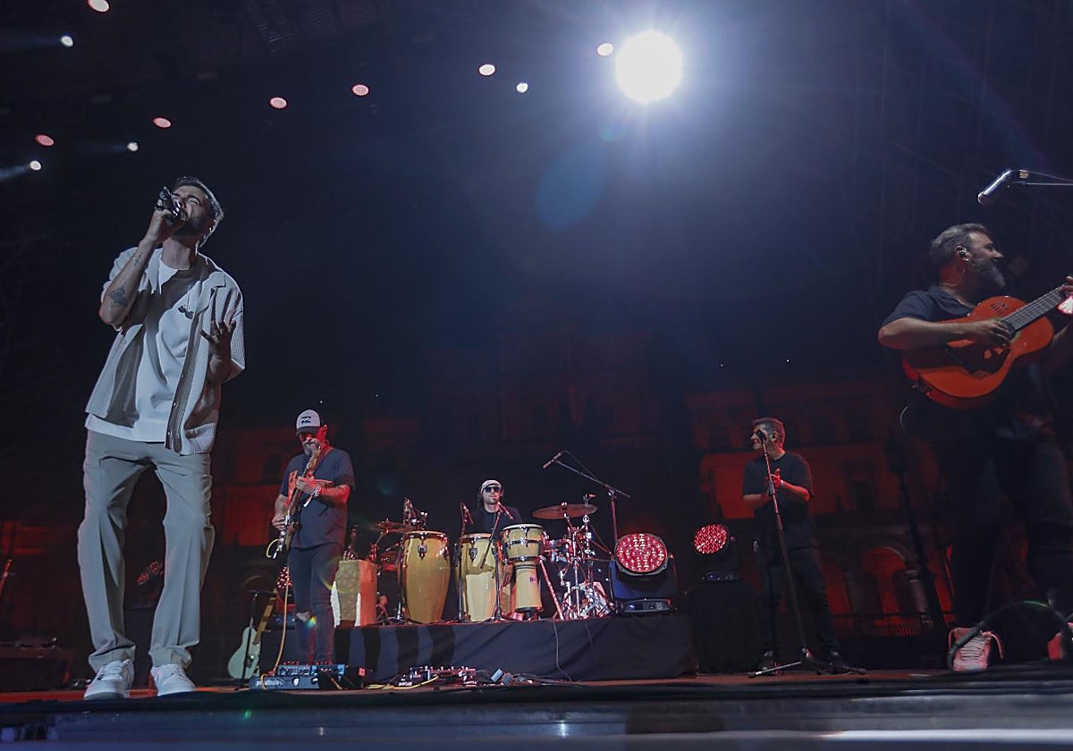 Un momento del concierto de Raule en la Plaza de España de Sevilla