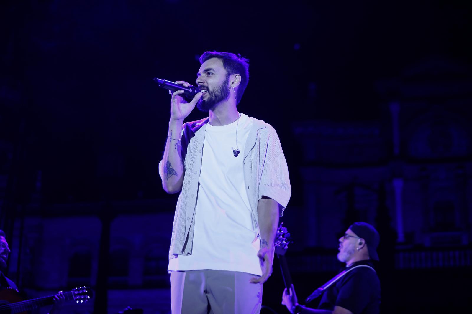 Un instante de la actuación del artista Raule en la Plaza de España este viernes