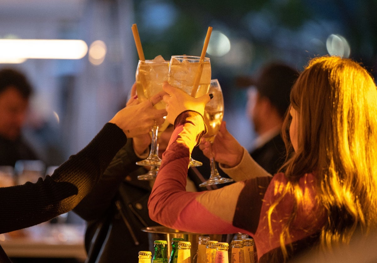 Un grupo de amigas toma unas copas y brinda en Iguana Terraza, junto al río Guadalquivir