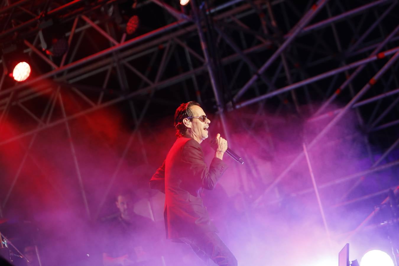 El artista latino durante su actuación este domingo en el escenario de la Plaza de España del Icónica 