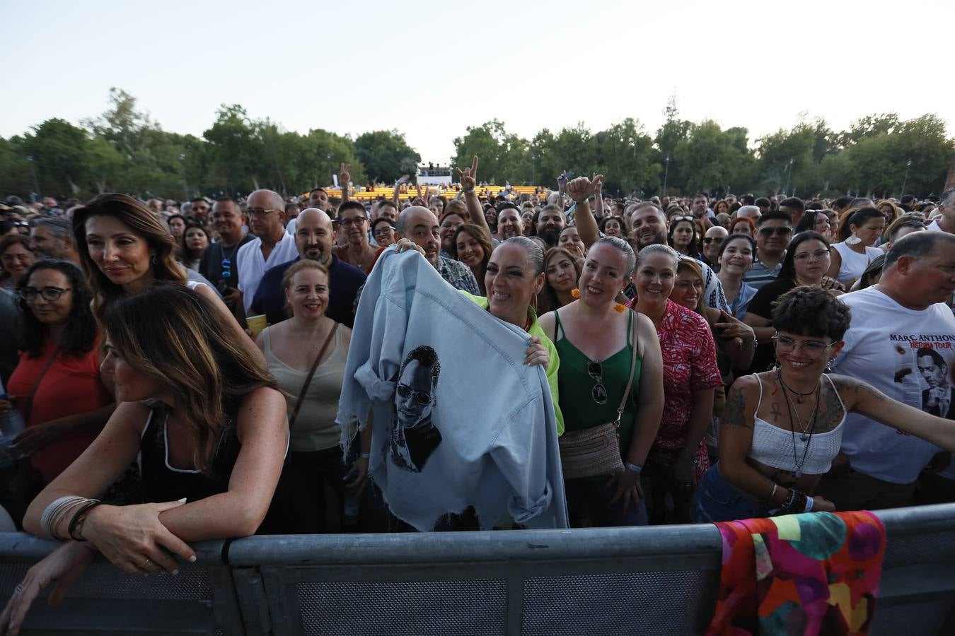 El artista latino durante su actuación este domingo en el escenario de la Plaza de España del Icónica 