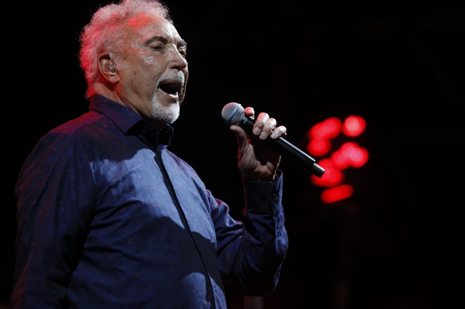 Tom Jones, durante su concierto en la Plaza de España de Sevilla