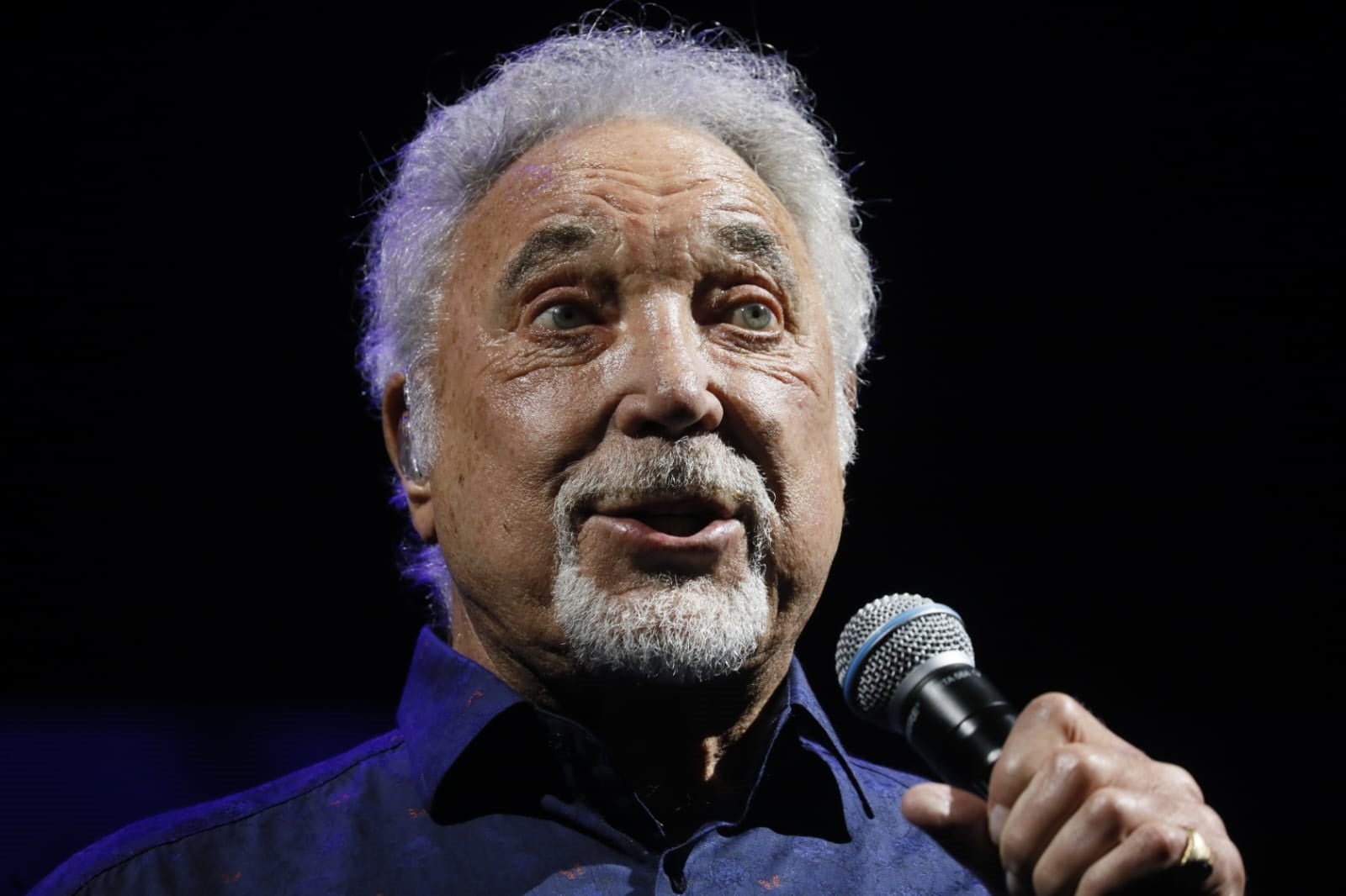 Tom Jones, durante su concierto en la Plaza de España de Sevilla