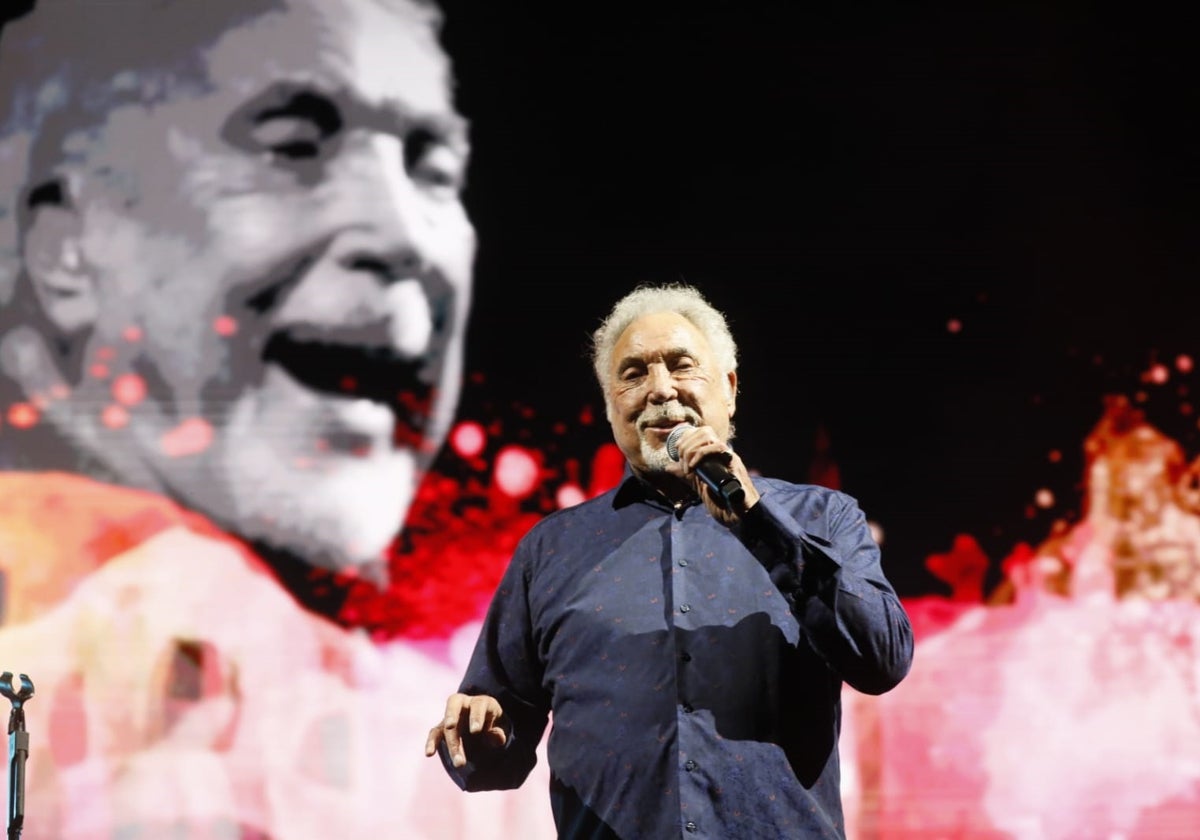 Tom Jones, durante su concierto en la Plaza de España de Sevilla