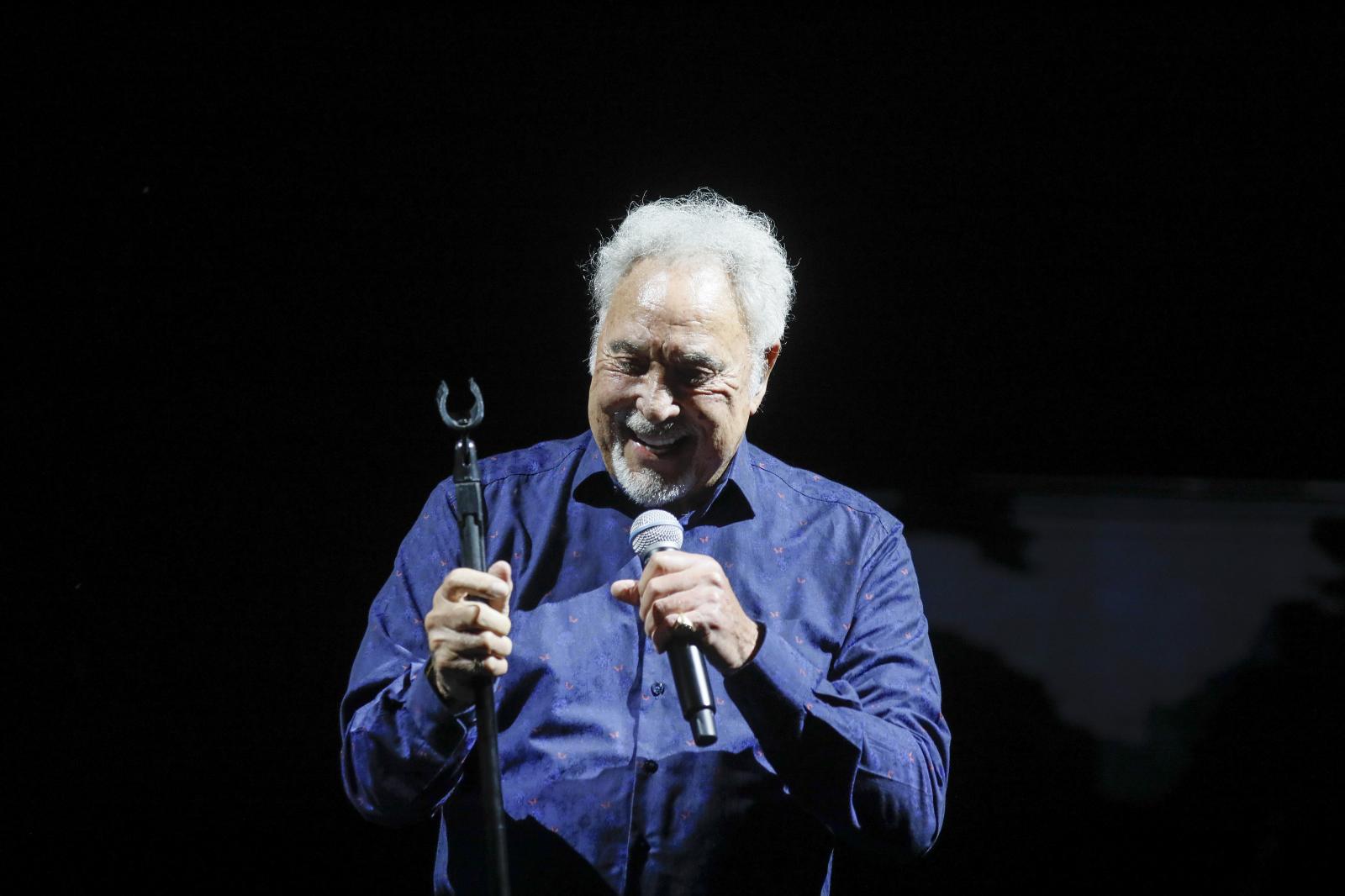 Tom Jones, durante su concierto en la Plaza de España de Sevilla