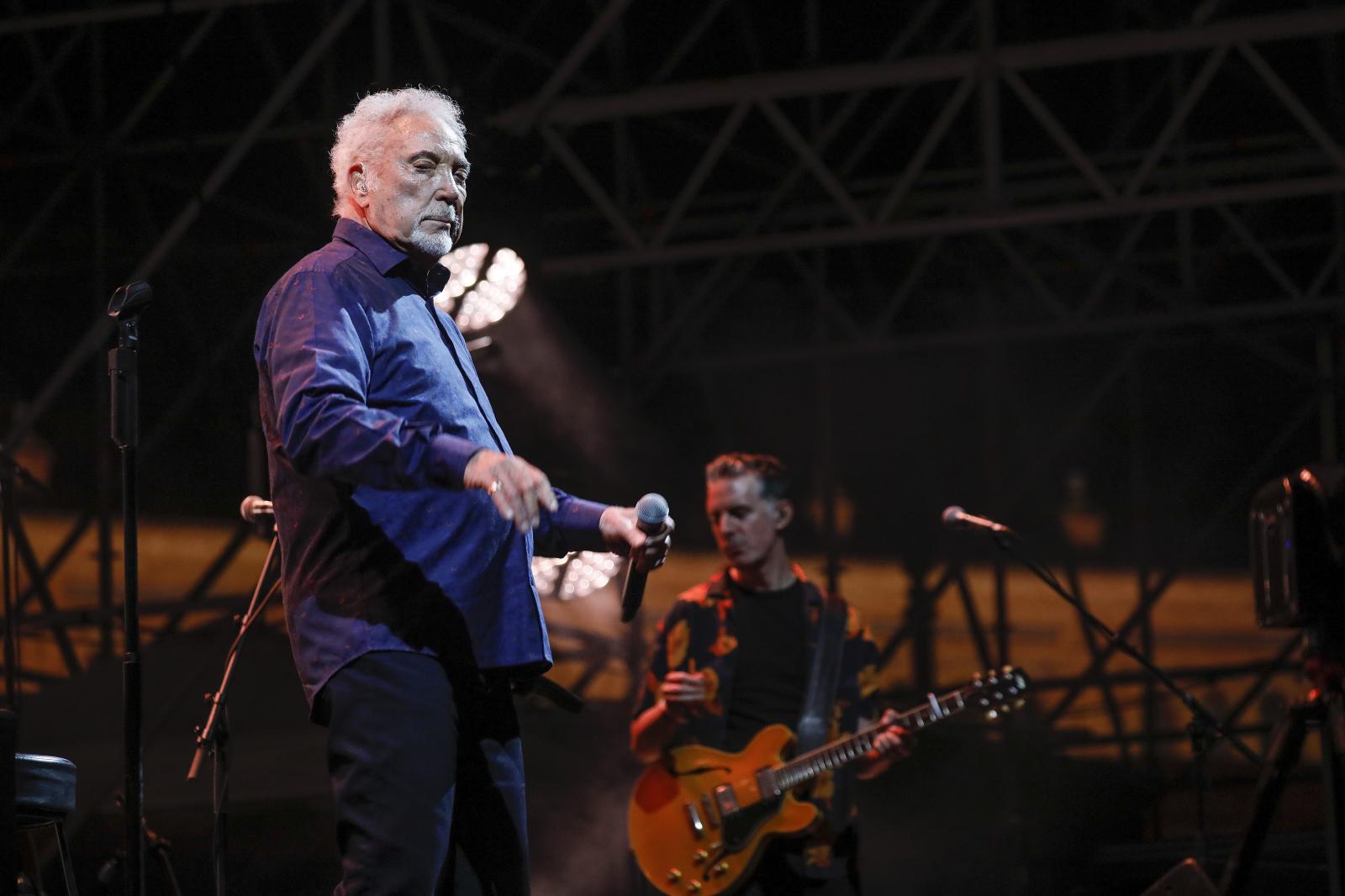 Tom Jones, durante su concierto en la Plaza de España de Sevilla