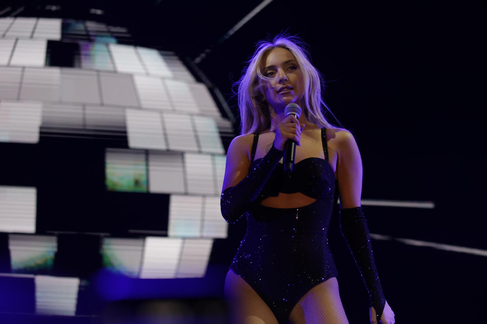 Ana Mena desató la locura entre los fans más jóvenes 