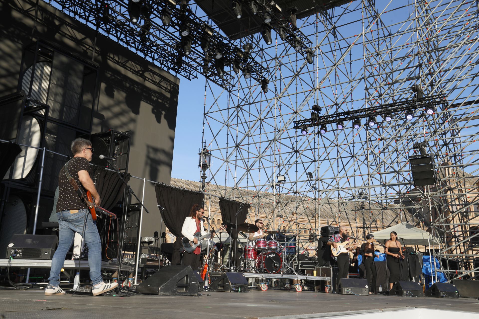 Actuación de Lin Cortés en Icónica Santalucía Sevilla Fest