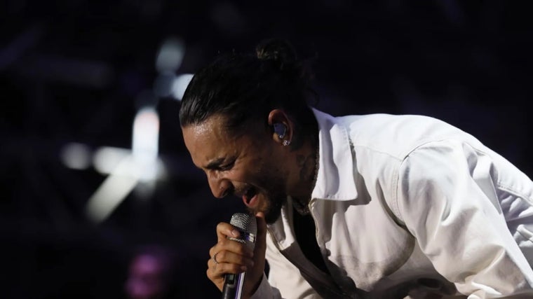 Maluma cantando en Sevilla