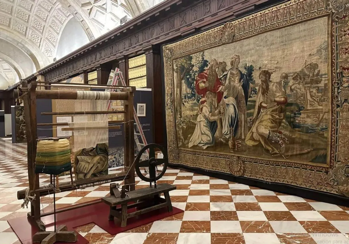 El espectacular recinto del Archivo General de Indias acoge una exposición en colaboración con la Real Fábrica de Tapices