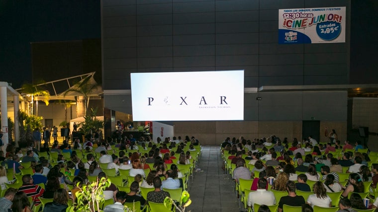 El cine de verano del Centro Comercial Zona Este es el único cine de verano de la capital que también proyecta estrenos