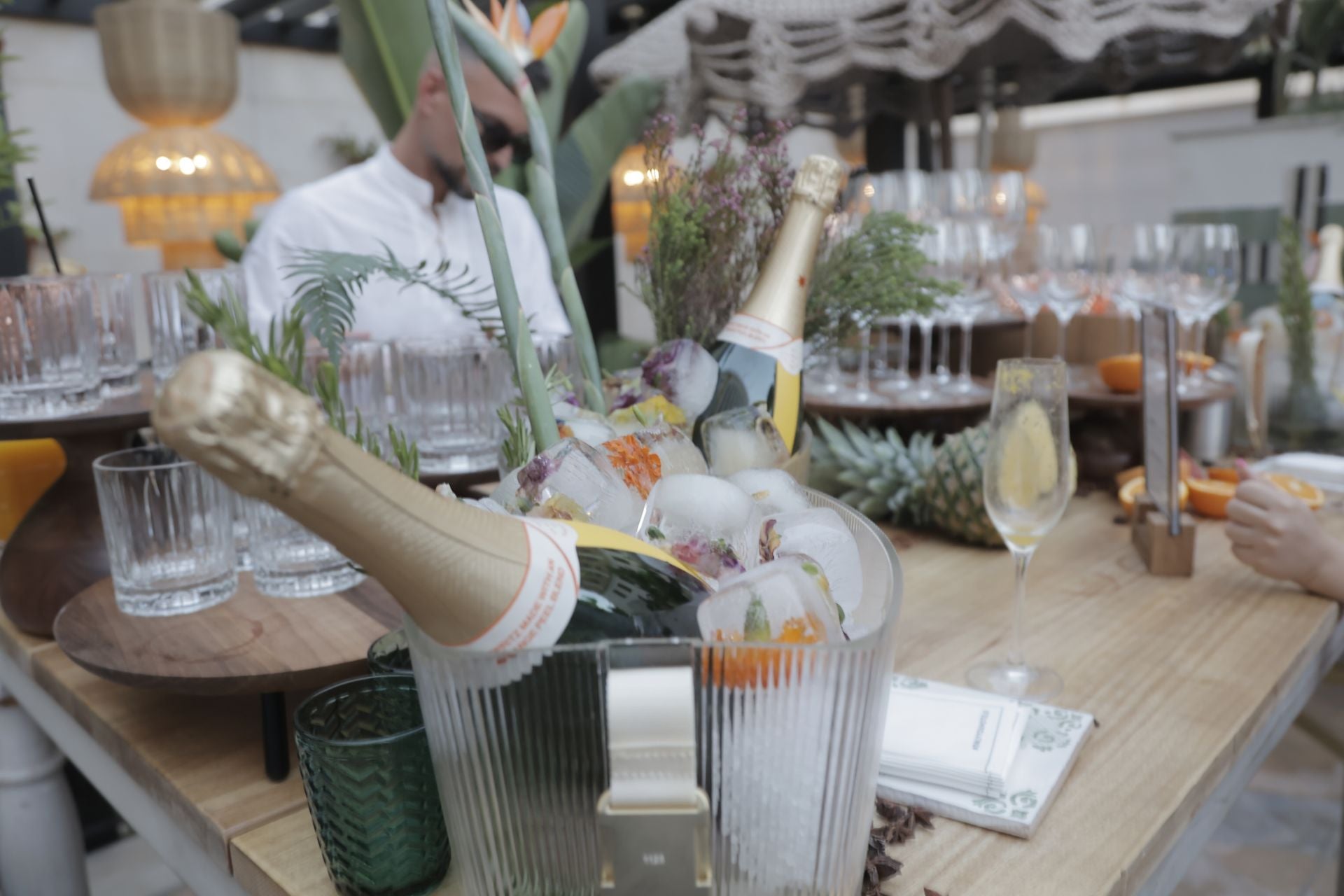 Servicio de coctelería en la terraza Limbo del hotel Only You