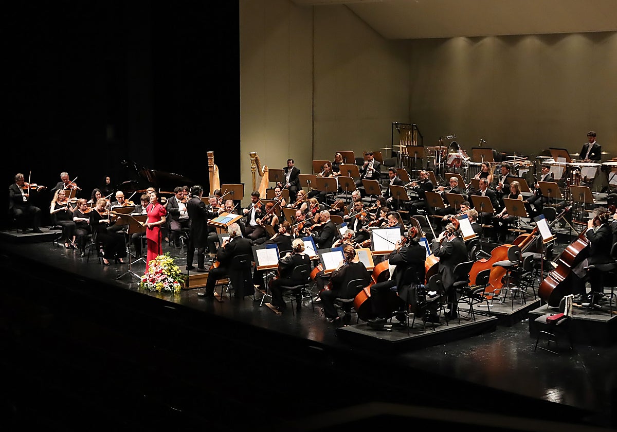 La soprano Mei Gui Zhang dirigida por el maestro Ang