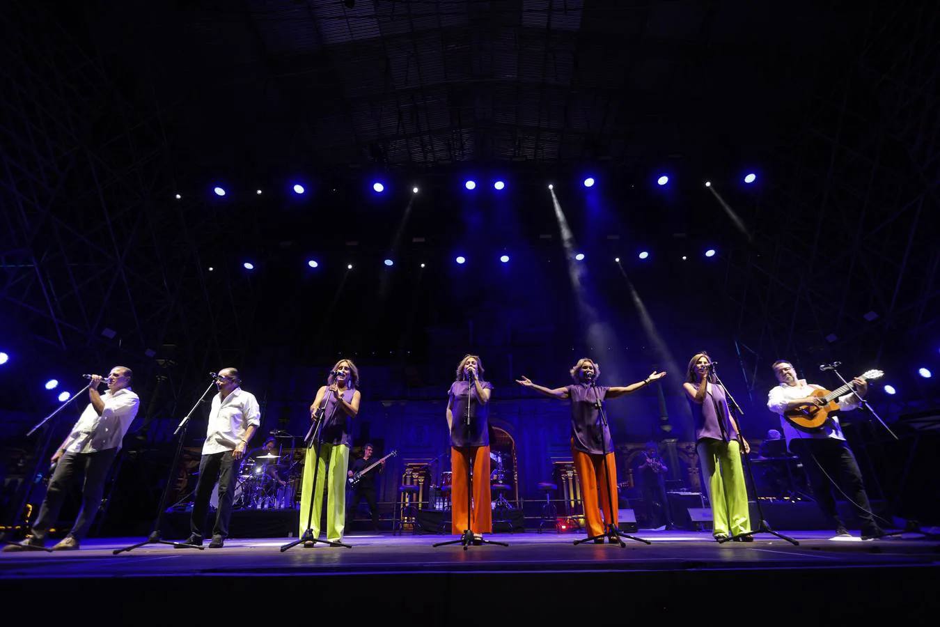 La magia de Siempre Así conecta con un público que llenó la Plaza de España