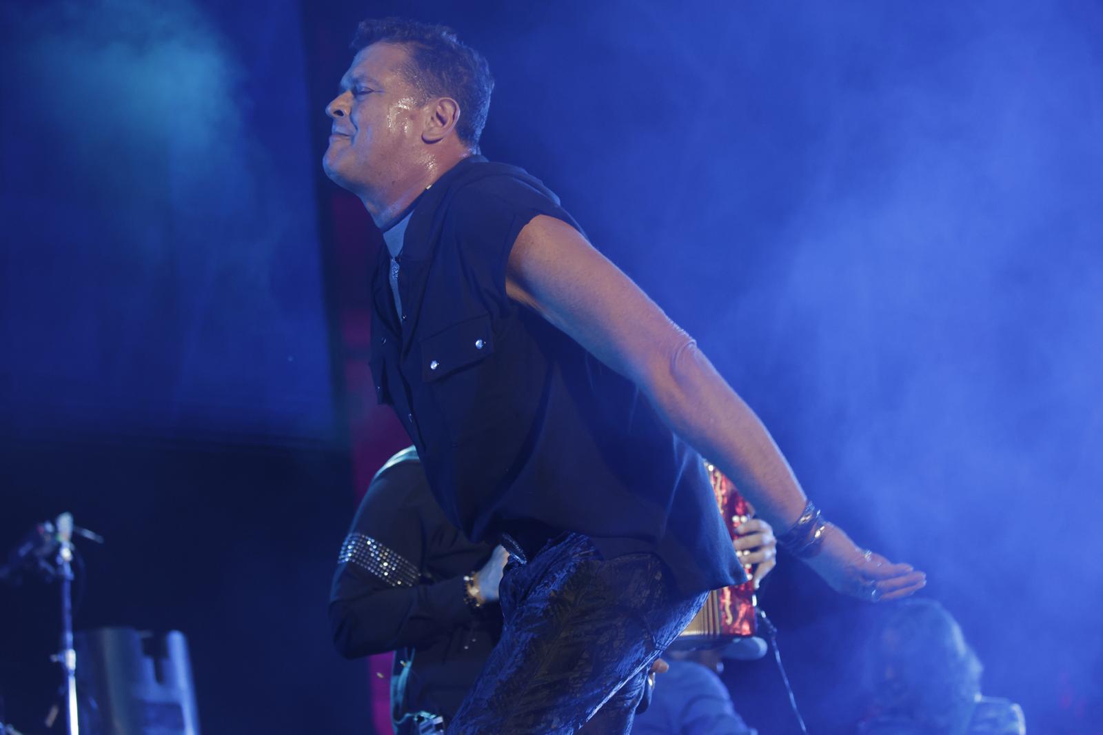 El rey del vallenato, en un momento de su actuación en el escenario de la Plaza de España
