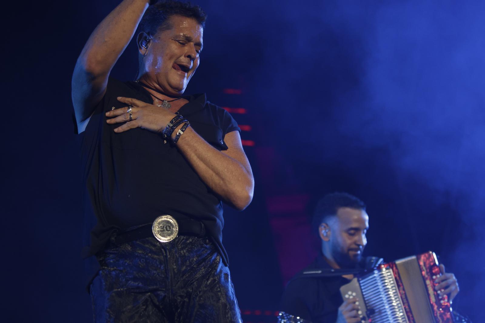 El rey del vallenato, en un momento de su actuación en el escenario de la Plaza de España