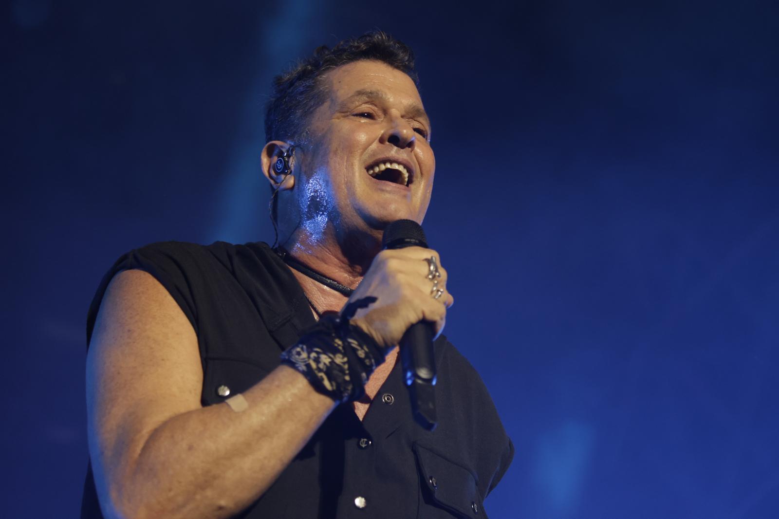 El rey del vallenato, en un momento de su actuación en el escenario de la Plaza de España