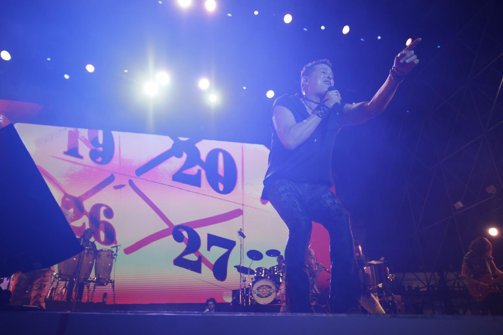 El rey del vallenato, en un momento de su actuación en el escenario de la Plaza de España
