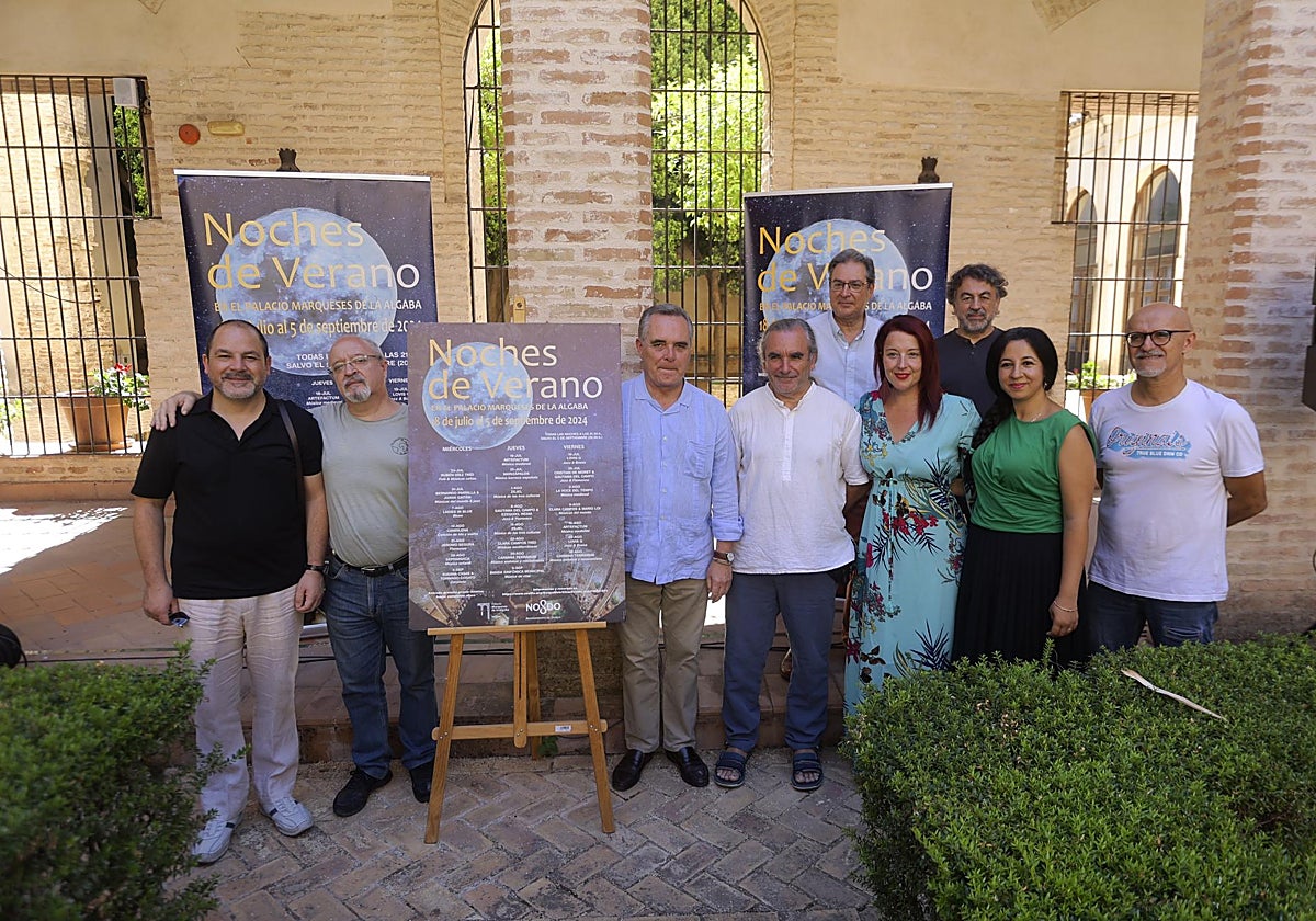 Juan Bueno con algunos de los artistas que participarán en las Noches de Verano del Palacio de los Marqueses de la Algaba