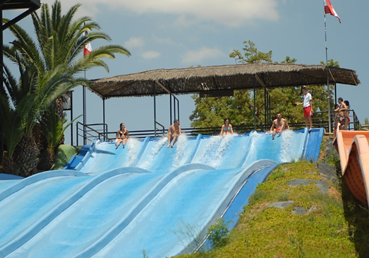 Imagen de una atracción de Guadalpark, uno de los planes que se pueden hacer en verano en Sevilla para huir del calor