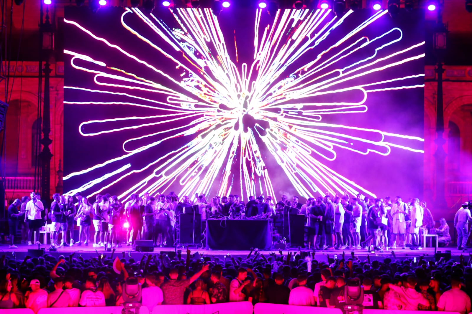 Un instante del concierto de Michael Bibi en la Plaza de España este sábado