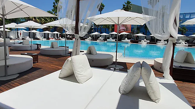 Piscina y zona de ocio del Ocean Sevilla Occo Pool