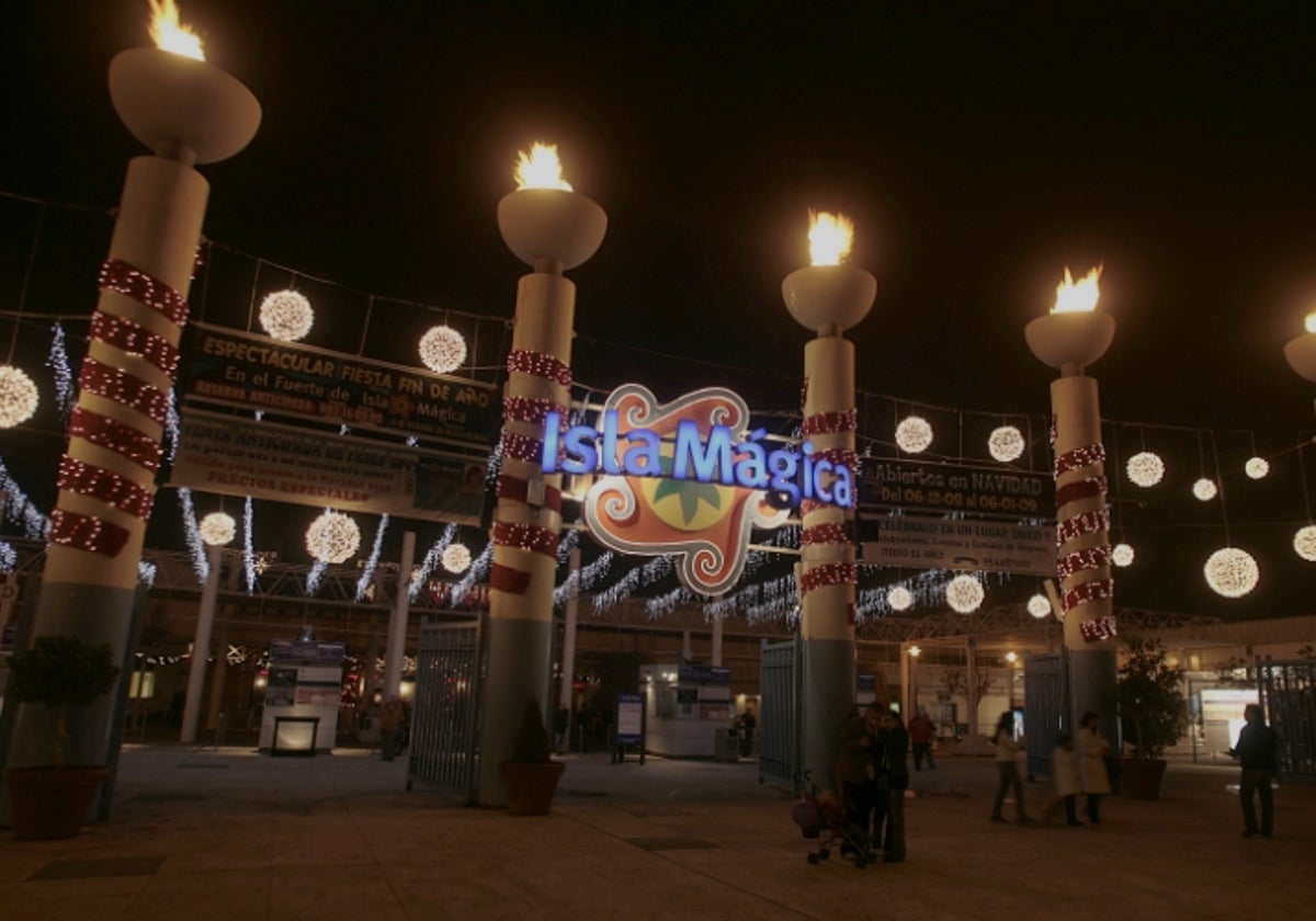Entrada del parque por la noche