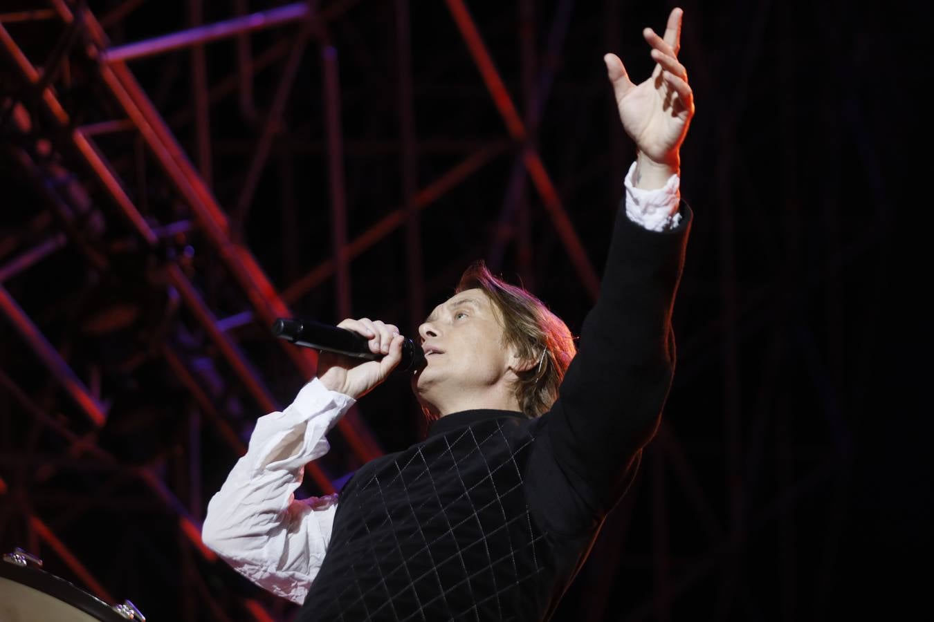 Gary Barlow, Mark Owen y Howard Donald en plena actuación en Sevilla