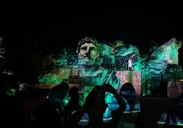 Adriano, protagonista de un recorrido escénico por la ciudad romana de Itálica