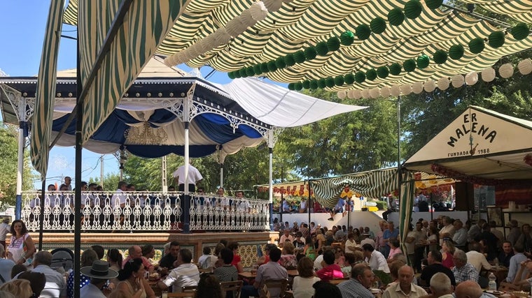 Ambiente en las casetas de la Feria de Cazalla de la Sierra