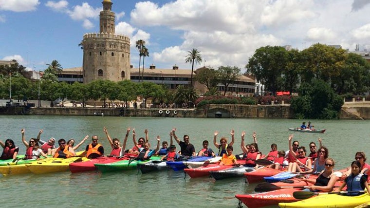 Disfrutar de una excursión en kayak a través del río Guadalquivir es una actividad fantástica para realizar en familia