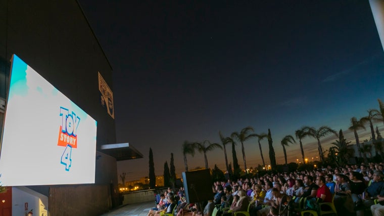 En el Centro Comercial Zona Este de Sevilla se instala un fantástico cine de verano para el disfrute de todos los públicos