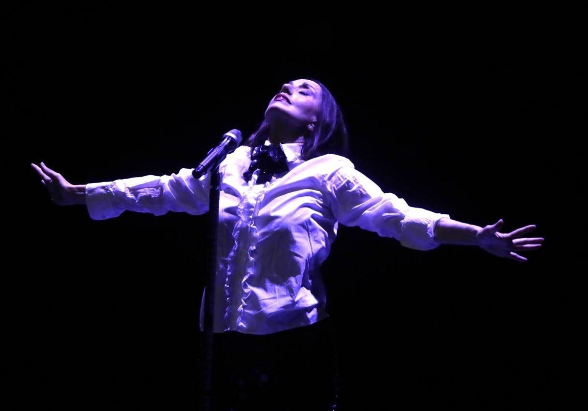 Luz Casal durante su actuación en el Cartuja Center de Sevilla