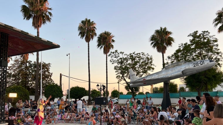 A lo largo del verano, la plaza del Avión de Espartinas ha sido un hervidero de actividad cultural para todos los públicos