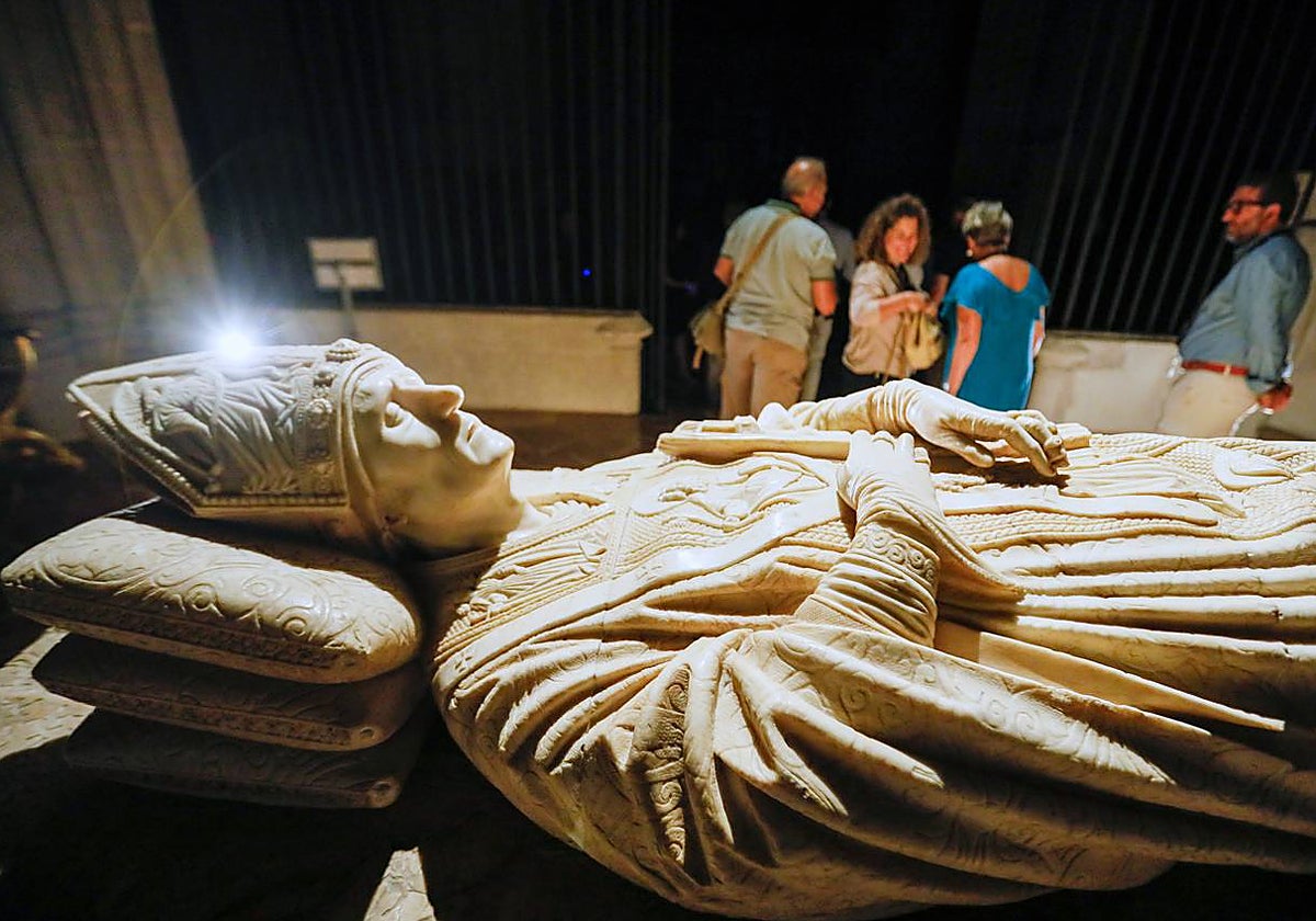 Los sepulcros episcopales son auténticas obras de arte