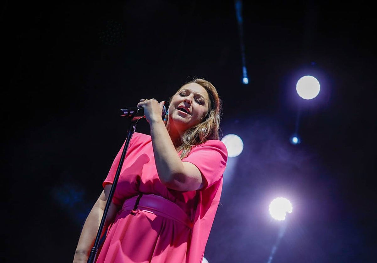 Niña Pastori durante el concierto en la Plaza de Toros de Sevilla