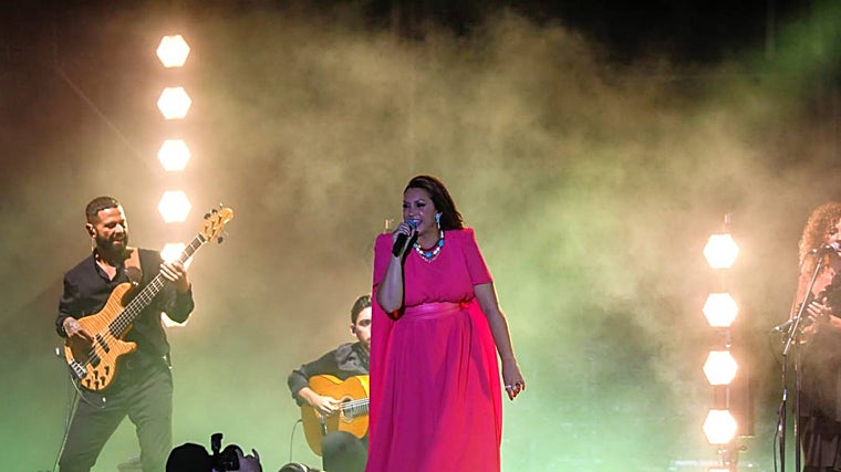 Niña Pastori cantando en directo