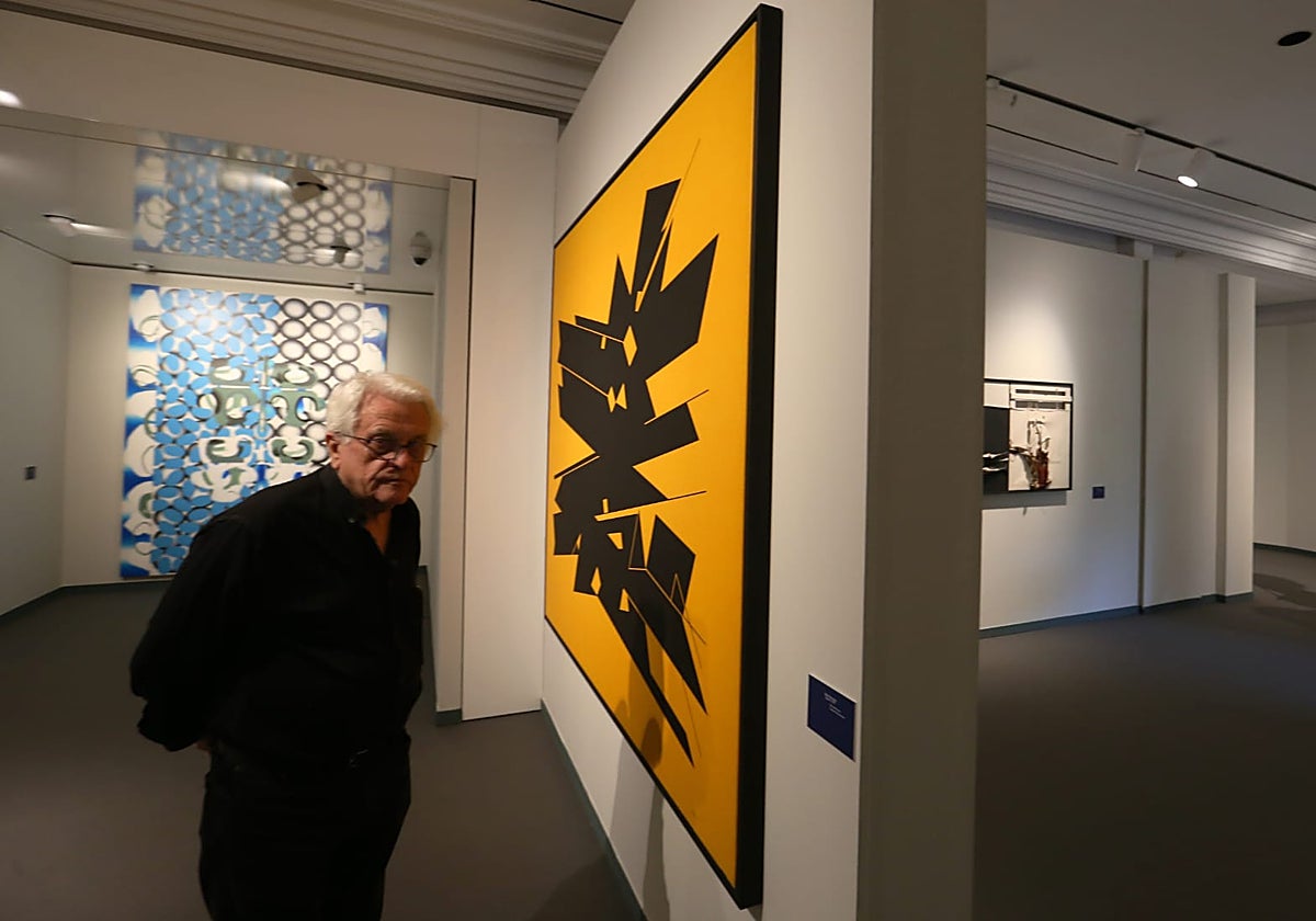 Al fondo de la sala de exposiciones de Unicaja un espectacular cuadro del sevillano Luis Gordillo