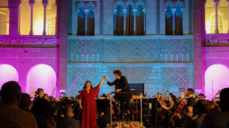 La soprano Carmen Larios saluda junto a la directora Beatriz Fernández Aucejo