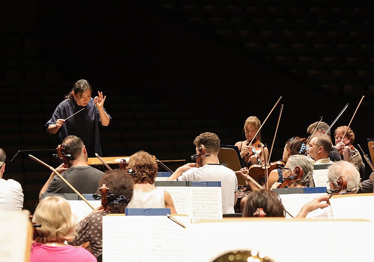Shiyeon Sung enasyaando con los músicos de la Real Orquesta Sinfónica de Sevilla