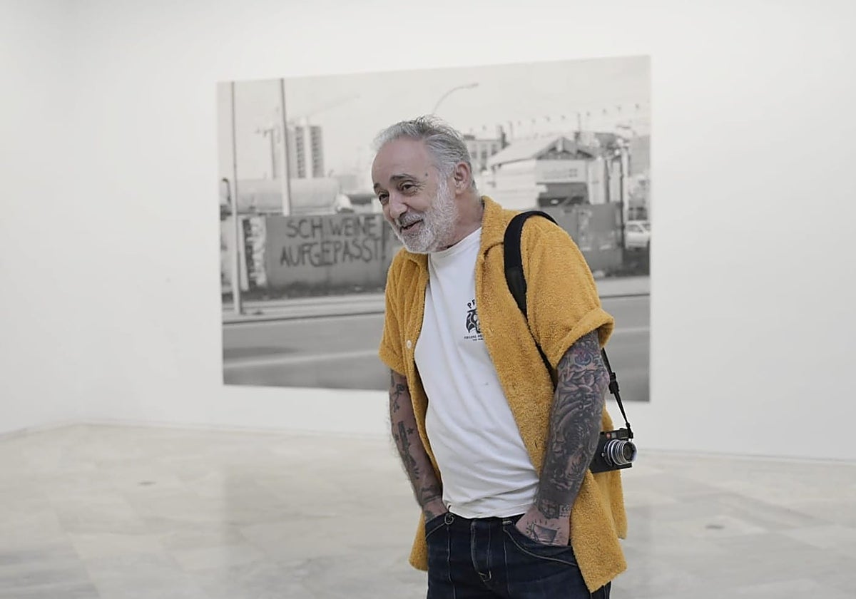 Alberto García Alix, comisario de la exposición fotográfica del CAAC con la cámara al hombro durante el recorrido de la muestra