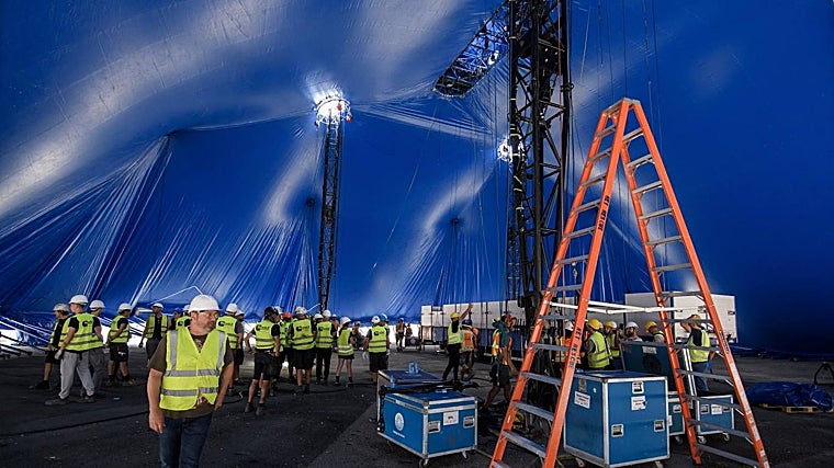 Trabajadores montando la estructura