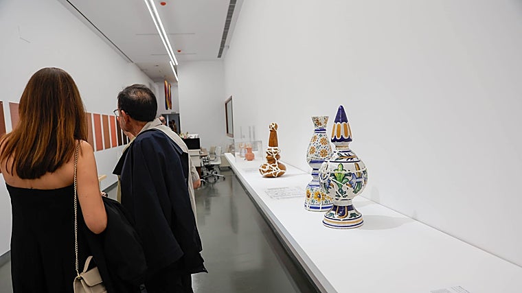 Otra de las instalaciones de la nueva exposición de la galería, en esta ocasión realizada con piezas de cerámica trianera