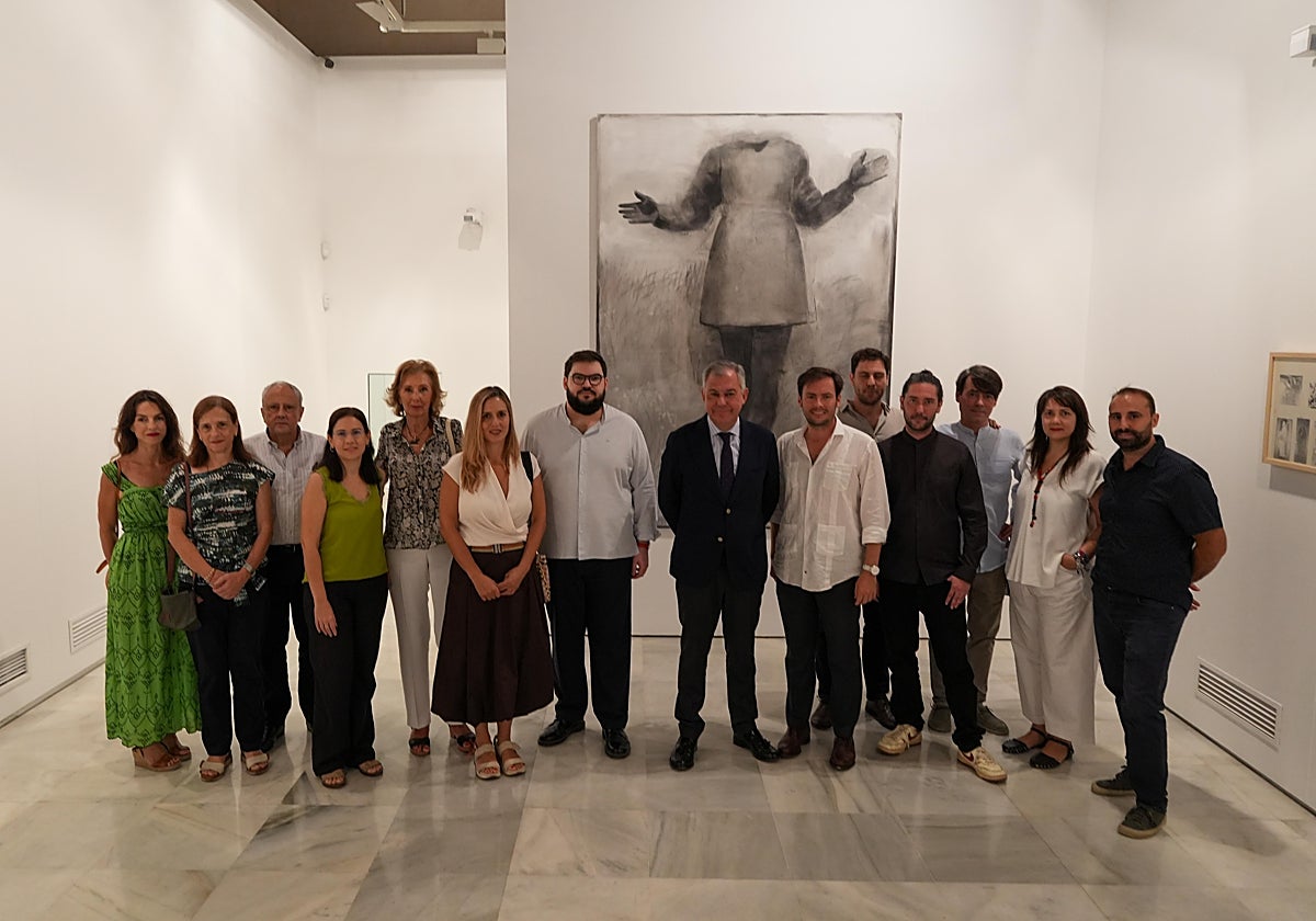 José Luis Sanz durante la visita a la exposición 'Tratado general del mundo', que se organiza dentro de Contemporánea Sevilla junto a los galeristas que forman parte de la Asociación de Galerías de Sevilla,